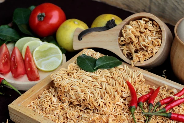 Kuru anlık erişte - Asya ramen ve sebze çorbası — Stok fotoğraf