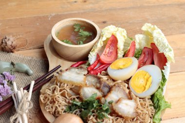 Gevrek domuz eti ve yumurta koymak anlık erişte çorbası