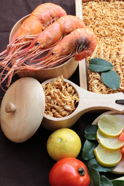 Trockene Instant-Nudeln - asiatische Ramen und Garnelen, Gemüse für die Suppe — Stockfoto