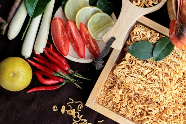 Trockene Instant-Nudeln - asiatische Ramen und Garnelen, Gemüse für die Suppe — Stockfoto
