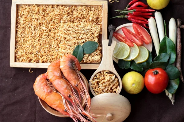 Trockene Instant-Nudeln - asiatische Ramen und Garnelen, Gemüse für die Suppe — Stockfoto