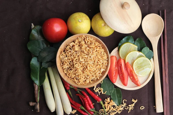 Trockene Instant-Nudeln - asiatische Ramen und Gemüse für die Suppe — Stockfoto