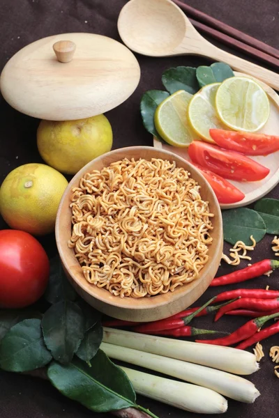 Fideos instantáneos secos - ramen asiático y verduras para la sopa — Foto de Stock