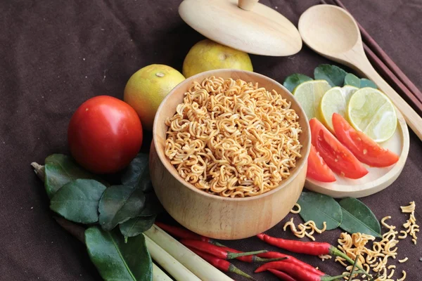 Trockene Instant-Nudeln - asiatische Ramen und Gemüse für die Suppe — Stockfoto