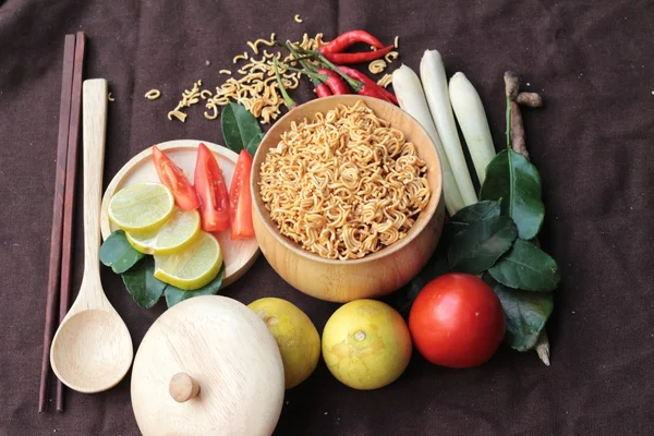 Trockene Instant-Nudeln - asiatische Ramen und Gemüse für die Suppe — Stockfoto