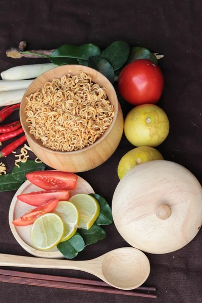 Fideos instantáneos secos - ramen asiático y verduras para la sopa — Foto de Stock
