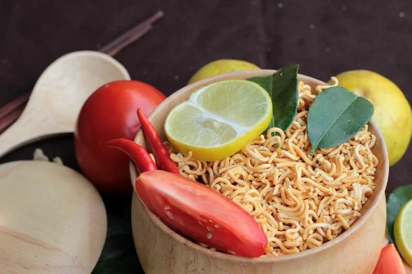 Nouille instantanée sèche - ramen asiatique et légumes pour la soupe — Photo