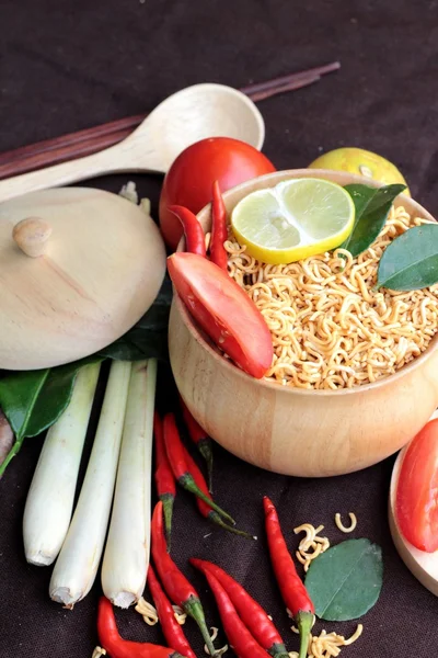 Dry instant noodle - asian ramen and vegetables for the soup — Stock Photo, Image