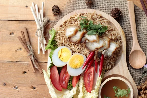 Sopa de fideos instantáneos poner carne de cerdo crujiente y huevo —  Fotos de Stock