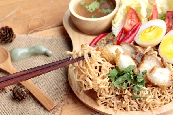 Instant noodles soup put crispy pork and egg — Stock Photo, Image