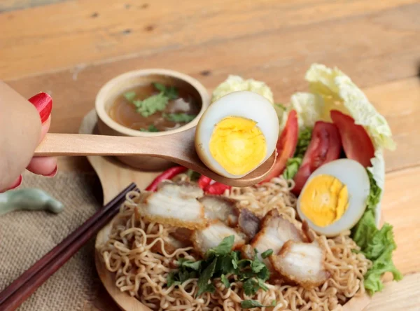 Sopa de fideos instantáneos poner carne de cerdo crujiente y huevo —  Fotos de Stock