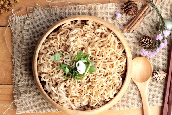 Macarrão instantâneo seco cozido com legumes . — Fotografia de Stock