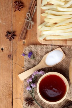 Patates kızartması ve ketçap ile taze dilimlenmiş patates.