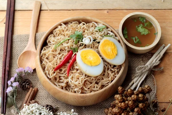 Sopa de macarrão instantânea colocar ovo — Fotografia de Stock