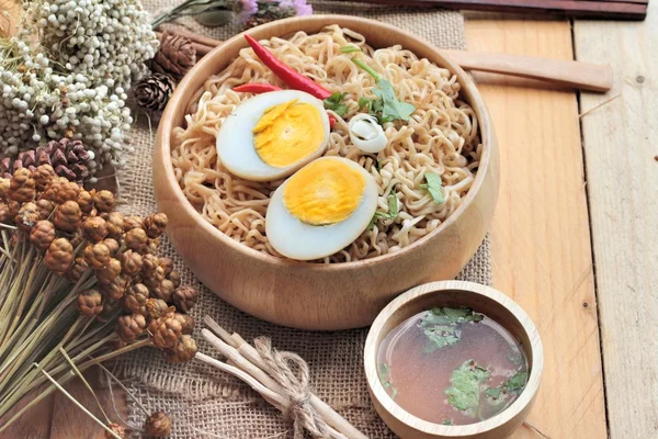 Sopa de fideos instantánea poner huevo — Foto de Stock