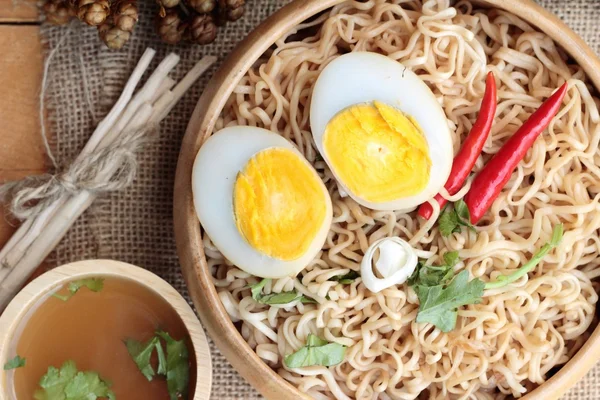 Sopa de fideos instantánea poner huevo —  Fotos de Stock