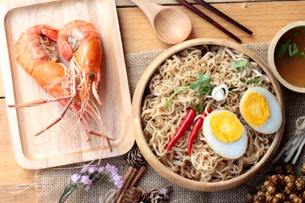 Στιγμιαία noodles σούπα θέσει αυγό και γαρίδες — Φωτογραφία Αρχείου