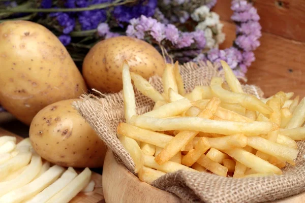 Batatas fritas e batatas frescas em fatias — Fotografia de Stock