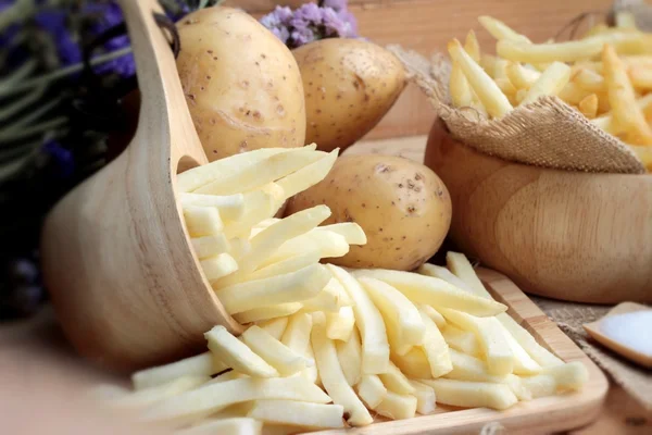 Batatas fritas e batatas frescas em fatias — Fotografia de Stock