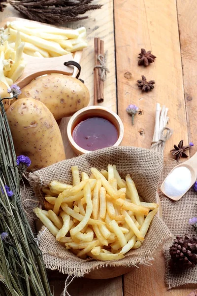 Patates kızartması ve ketçap ile taze dilimlenmiş patates. — Stok fotoğraf