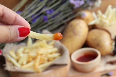 Patates kızartması ve ketçap ile taze dilimlenmiş patates.