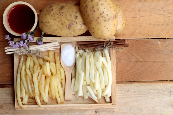 Τηγανητές πατάτες και φρέσκα φέτες πατάτας με κέτσαπ. — Φωτογραφία Αρχείου