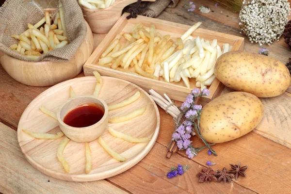 Patates kızartması ve ketçap ile taze dilimlenmiş patates. — Stok fotoğraf