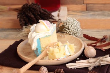 Beyaz kremalı pasta lezzetli ve içki kırmızı su soda karışımı