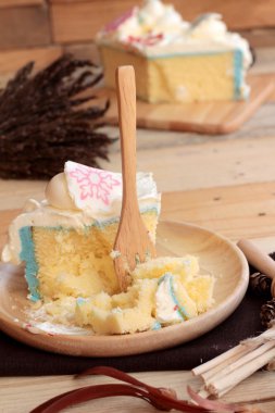 Beyaz kremalı pasta ahşap arka plan üzerinde lezzetli