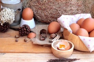 Rafadan yumurta ve yumurta ahşap arka plan üzerinde