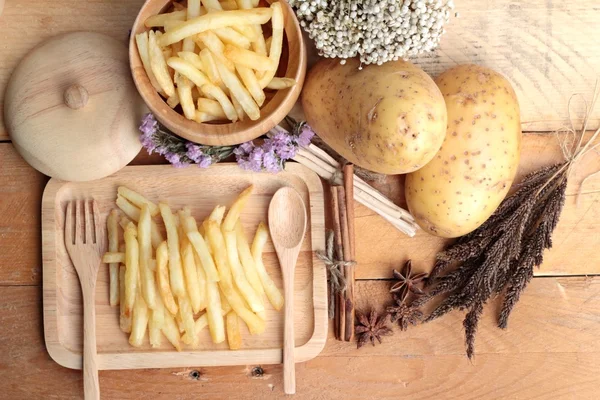Dilimlenmiş patates kızartması ve taze patates — Stok fotoğraf
