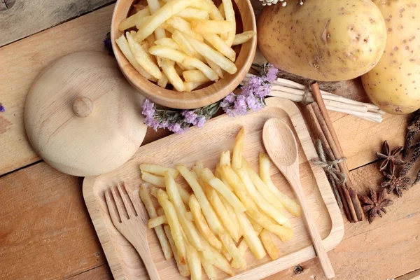 Frytki i świeże ziemniaki w plasterkach — Zdjęcie stockowe