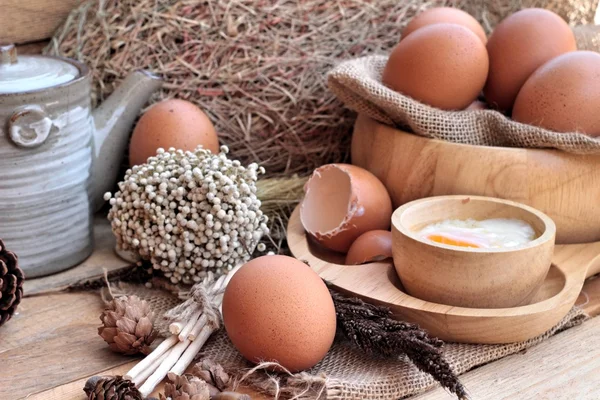 Zacht gekookt ei en eieren op hout achtergrond — Stockfoto