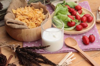 Beyaz yoğurt ve cornflake ile taze kiraz domates.