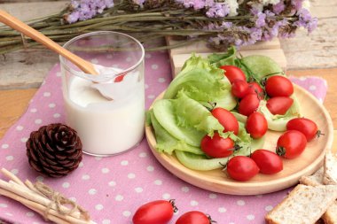 Beyaz yoğurt ve taze kiraz domates
