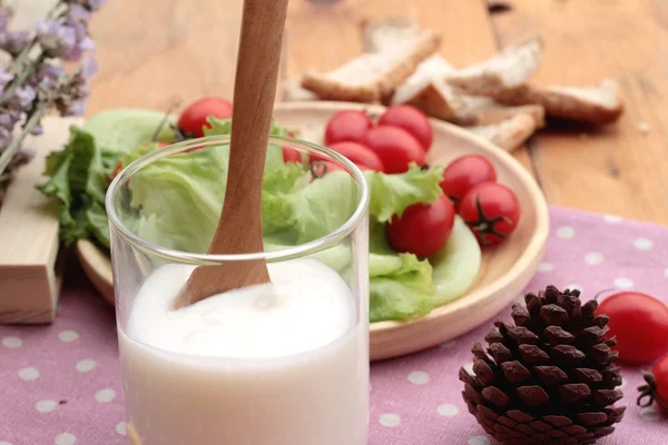 Bílý jogurt a čerstvých cherry rajčátky — Stock fotografie