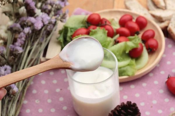Bílý jogurt a čerstvých cherry rajčátky — Stock fotografie