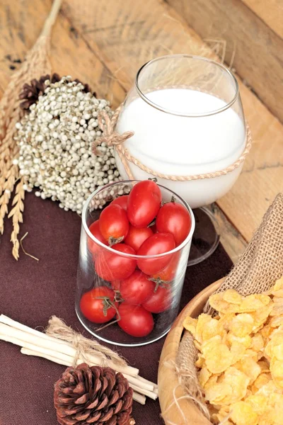 とうもろこしフレーク、新鮮なトマトとミルク. — ストック写真