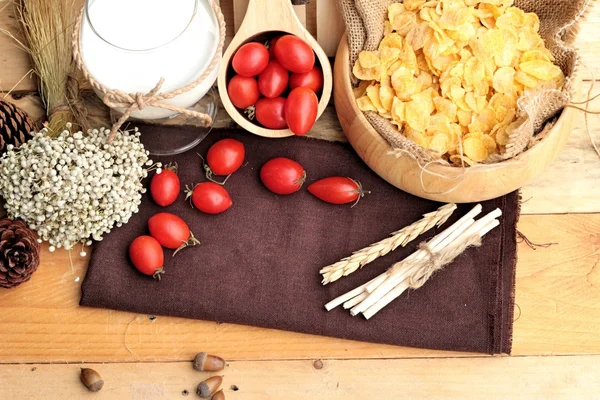 Hojuelas de maíz y leche con tomates cherry frescos . — Foto de Stock