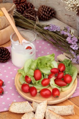 Beyaz yoğurt ve taze kiraz domates