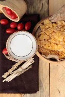 Mısır pul ve süt taze kiraz domates ile.