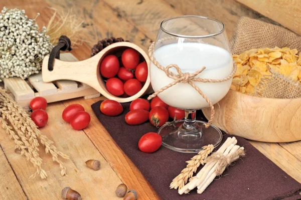 Maissihiutale ja maito tuoreiden kirsikkatomaattien kanssa . — kuvapankkivalokuva