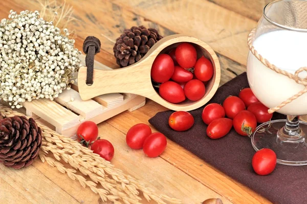 Hojuelas de maíz y leche con tomates cherry frescos . — Foto de Stock