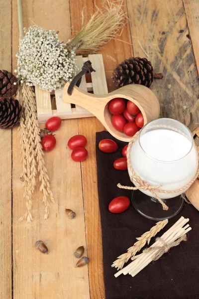 Floco de milho e leite com tomate cereja fresco . — Fotografia de Stock