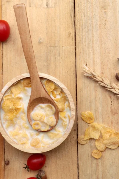 Hojuelas de maíz y leche con tomates cherry frescos . — Foto de Stock