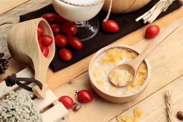 Corn flake en melk met verse cherry tomaten. — Stockfoto