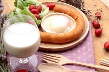 Yumurta, sosis, salata sebze ve süt Kahvaltı.