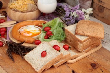 Yumurta, sosis, ekmek, salata sebze ve süt Kahvaltı.