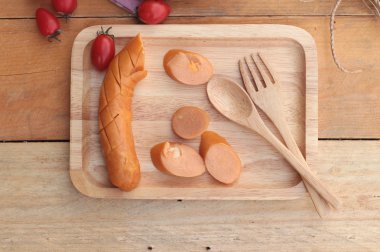 Sosis, salata sebze ve süt Kahvaltı.