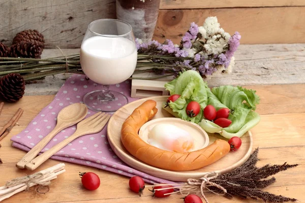 Snídaně s vejci, klobásou, saláty a mléko. — Stock fotografie
